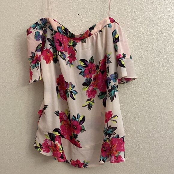 🌺🌸London Times Floral Off The Shoulder Top With Ruffled Bottom 🌸🌺 - Picture 5 of 6